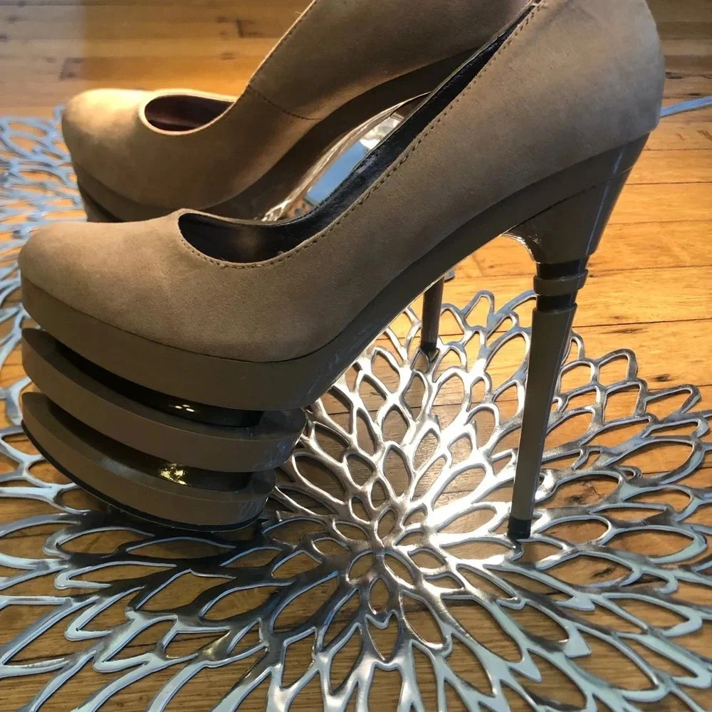 Sexy mile high platforms - Picture 2 of 9